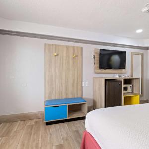 King Room with Roll-in Shower - Mobility Access/Non-Smoking