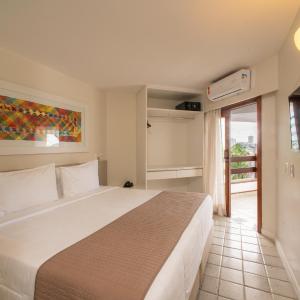 Two-Bedroom Apartment with Balcony and Sea View with living room