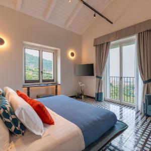 Deluxe Suite with Sea View