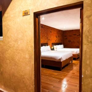 Deluxe Queen Suite