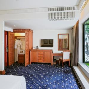 Deluxe King with Balcony