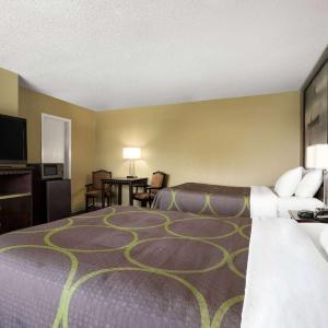 Queen Room with Two Queen Beds and Roll-In Shower - Mobility Accessible/Non-Smoking