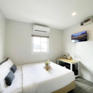 Standard Double Room with Shared Bathroom