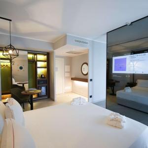 Junior Queen Suite with Sofa Bed and Private Garden - Non-Smoking