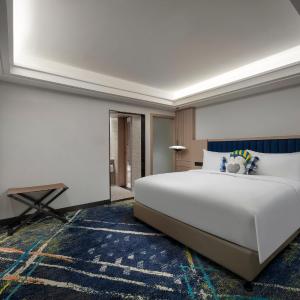 One-Bedroom Queen Duplex Suite