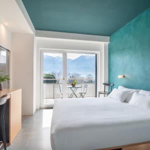 Connecting Room with Lake View