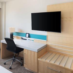 Deluxe, Larger Guest room, 1 King, Sofa bed