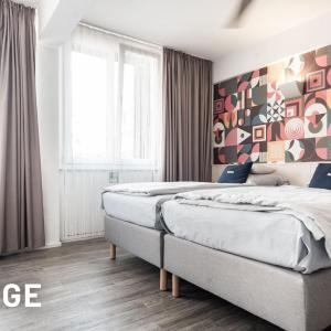 Family Room (1 Queen Bed & 1 Single Bed)