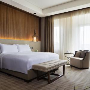 One-Bedroom Large King Suite with Golf View and Balcony