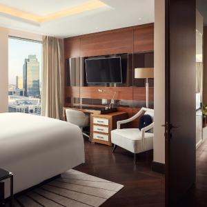 Executive Suite with Club Lounge access, 1 King, City view