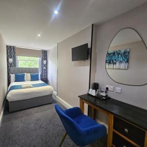Small Double Room Ensuite Top Floor