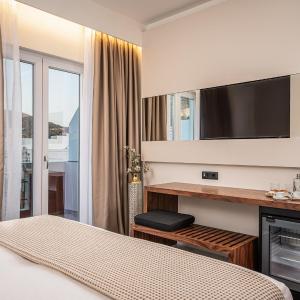 Deluxe Double or Twin Room with Side Sea View