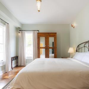 King Room with Roll-In Shower - Disability Access