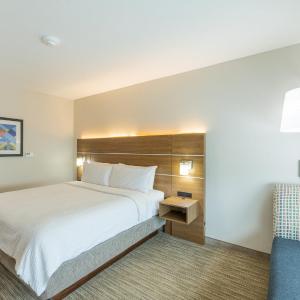Standard King Room with Mobility Accessible Tub