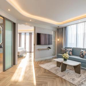Club One Bedroom Riverview Suite