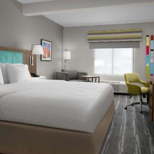 King Room with Roll-In Shower - Mobility and Hearing Access/Non-Smoking