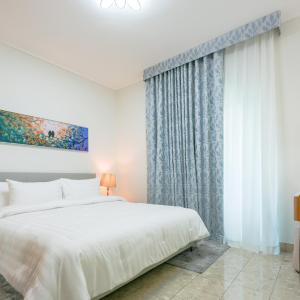 Deluxe One-Bedroom Apartment