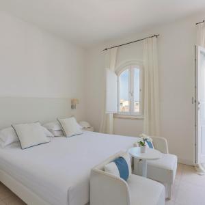 Deluxe Double Room with Side Sea View