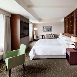 Deluxe, Club level, Guest room, 1 King, City view