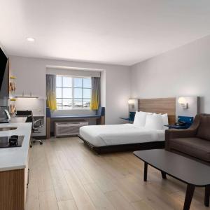 Efficiency Studio with One Queen Bed - Mobility Accessible - Non-Smonking