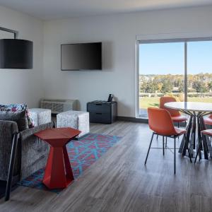 One-Bedroom Queen Suite with Sofa Bed and Water View