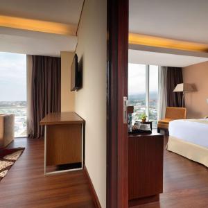 Junior King Suite with City View - Non-Smoking