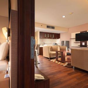 Executive King Suite with City View - Non-Smoking