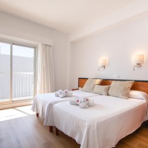 Double Room with Balcony and Lateral Sea View