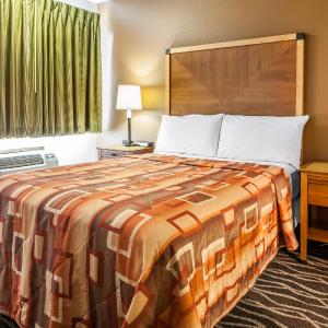 Superior Queen Room with Lake View - Non-Smoking