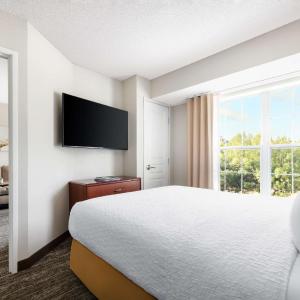 King Suite - Mobility/Hearing Access with Bath Tub