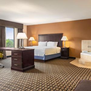 King Studio Suite with Whirlpool - Non-Smoking