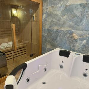 King Suite with Spa Bath