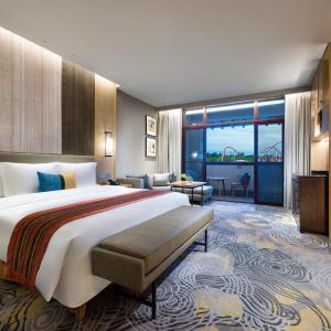 Standard King Room with Lounge Access