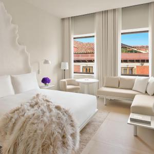 Deluxe King Room with Street View