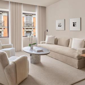 One-Bedroom Corner Suite with City View 