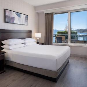 Three-Bedroom Residence with Lakeview and Whirlpool