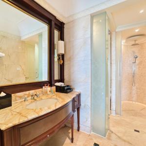 Crowne Plaza Superior Suite -Lounge Access