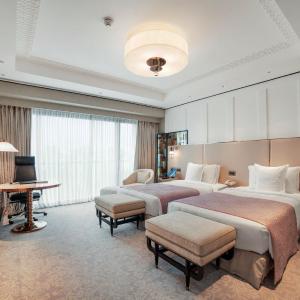 Executive Club Twin Room with City View
