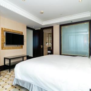Deluxe King Suite