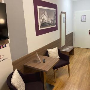 Twin Room with separated beds with Terrace and Residential Area View