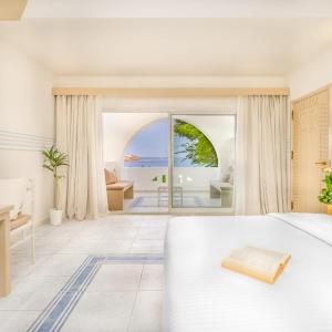 Aquamarine Queen or Twin Room - Beach Front