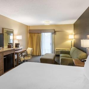 King Room with Balcony - Non-Smoking