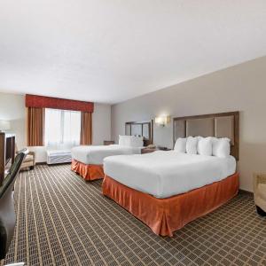 Queen Room with Two Queen Beds and Bath Tub - Disability Access/Non-Smoking 