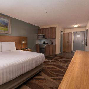 Queen Room with Kitchenette and Mountain View - Non-Smoking