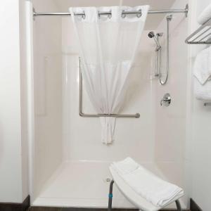 Queen Room with Roll-In Shower - Disability Access