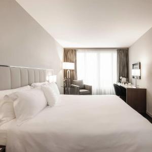 Chic Double or Twin Room with Lake View