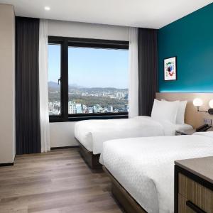 Superior room with two twin beds and city view