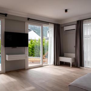 Swim-Up Room
