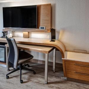 Larger Studio with Two Queen Beds, Bathtub and Sofa Bed - Mobility Access/Hearing Accessible