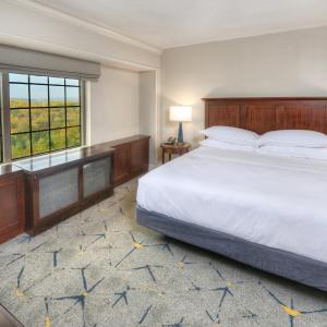 King Room with Adapted Tub - Mobility and Hearing Accessible